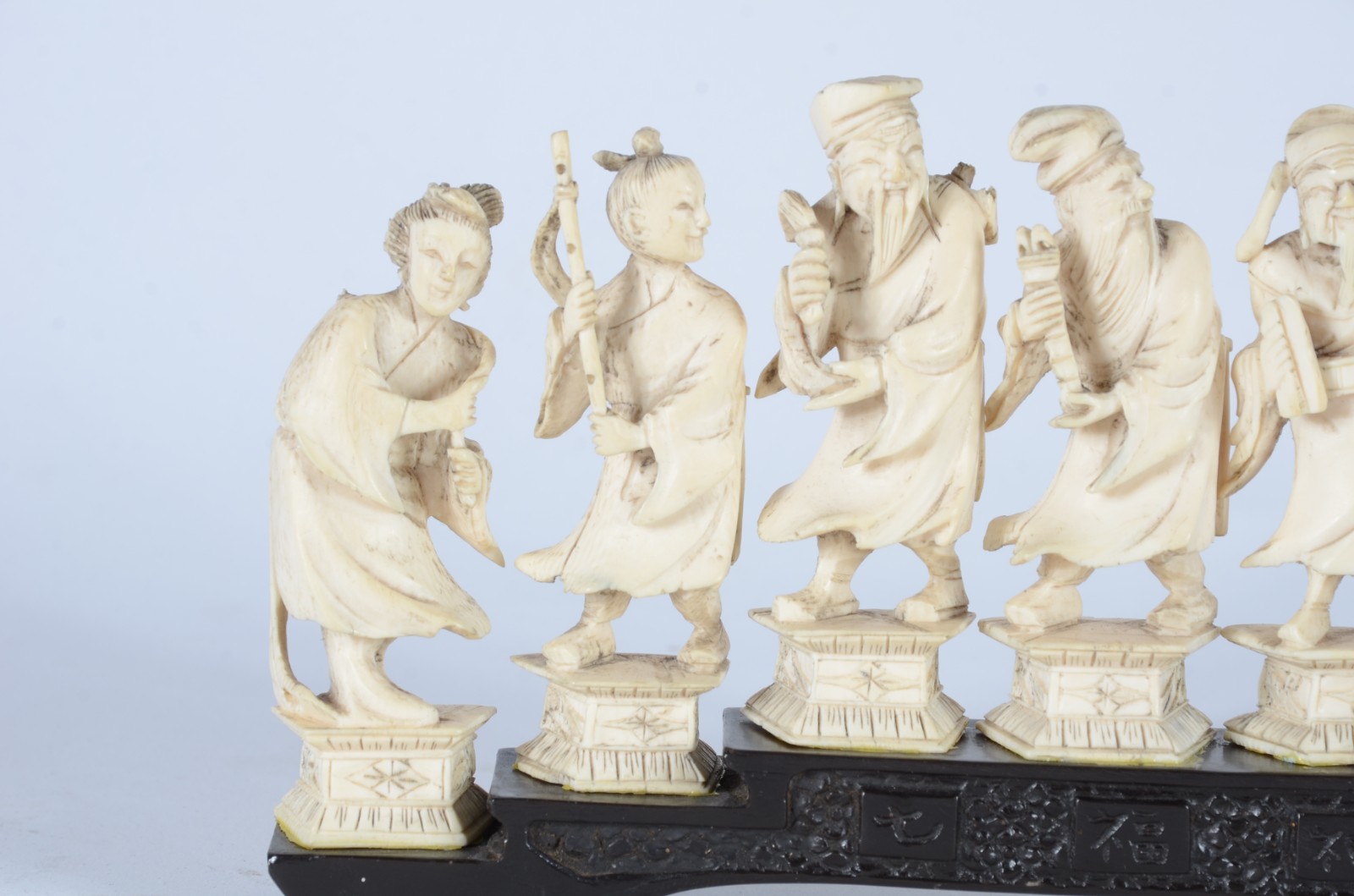 Conjunto com 7 estatuetas de marfim oriental, base de madeira. - foto 2 de 7