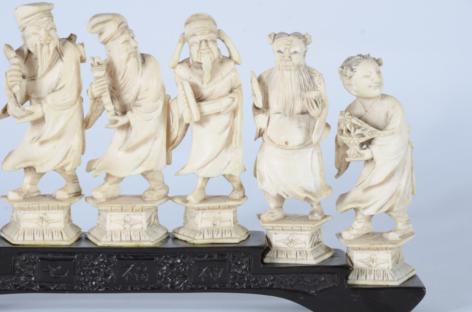 Conjunto com 7 estatuetas de marfim oriental, base de madeira. - foto 3 de 7