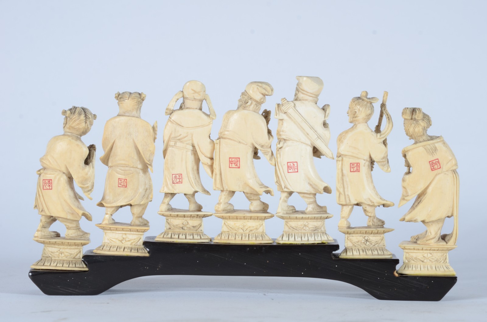 Conjunto com 7 estatuetas de marfim oriental, base de madeira. - foto 4 de 7