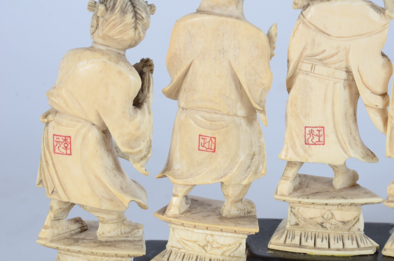 Conjunto com 7 estatuetas de marfim oriental, base de madeira. - foto 5 de 7
