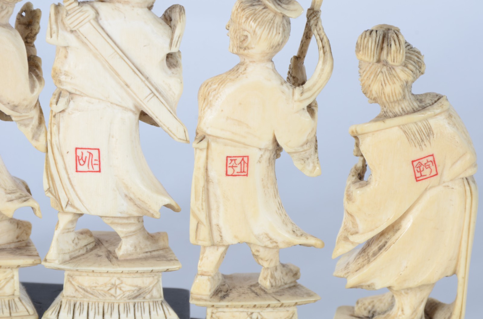 Conjunto com 7 estatuetas de marfim oriental, base de madeira. - foto 6 de 7