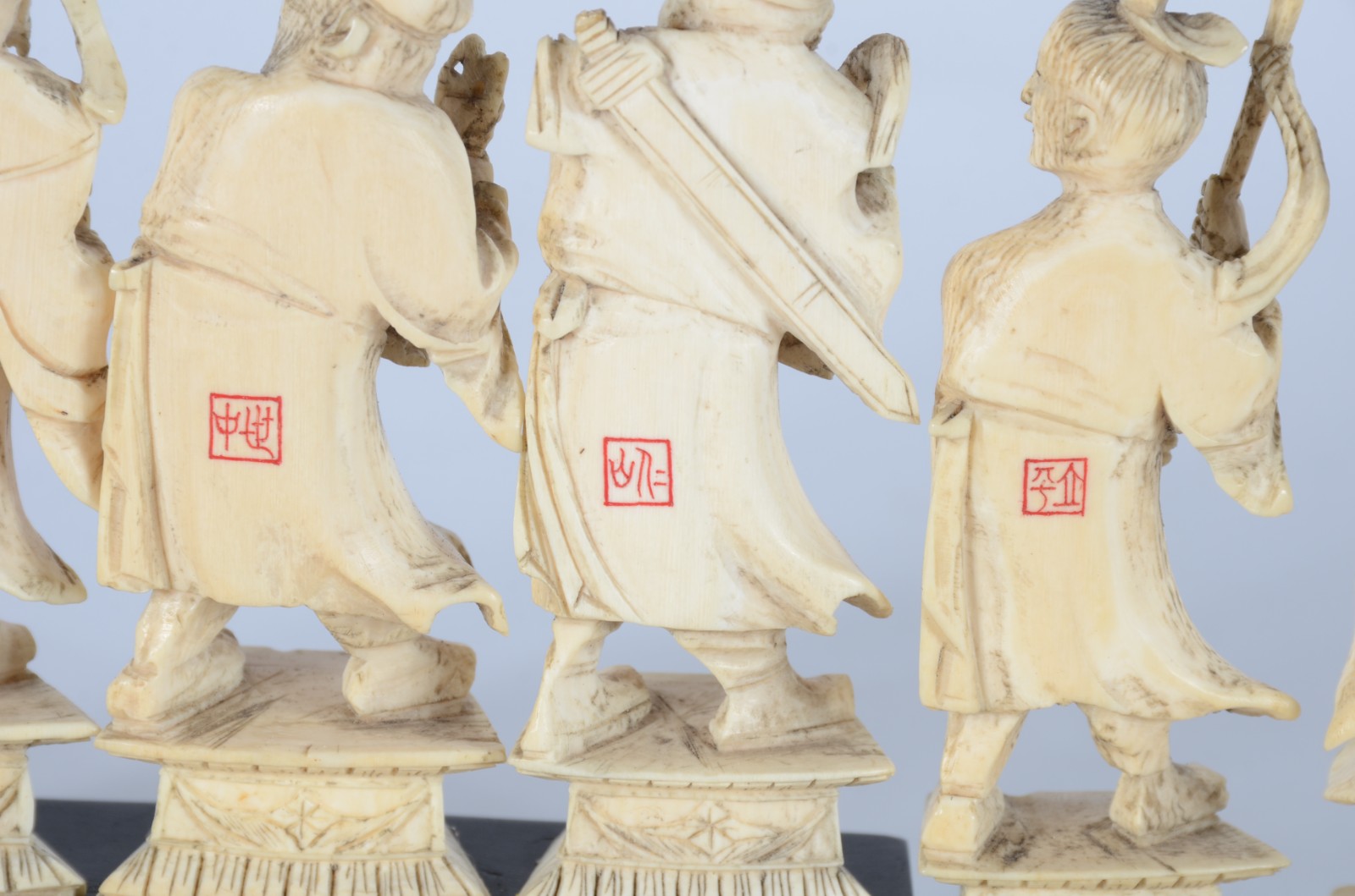 Conjunto com 7 estatuetas de marfim oriental, base de madeira. - foto 7 de 7