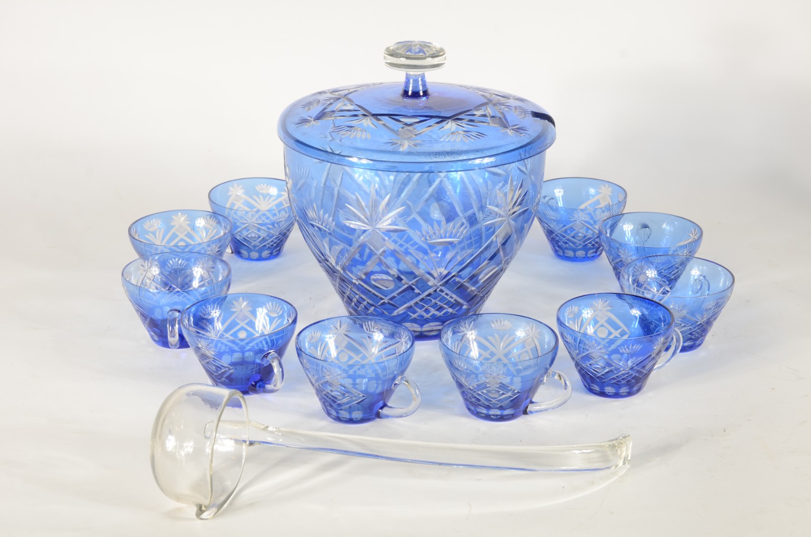 Poncheira de cristal doublé azul lapidado com 12 canecas e concha. - foto 2 de 4