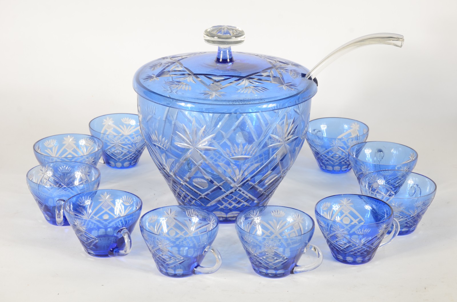 Poncheira de cristal doublé azul lapidado com 12 canecas e concha. - foto 1 de 4