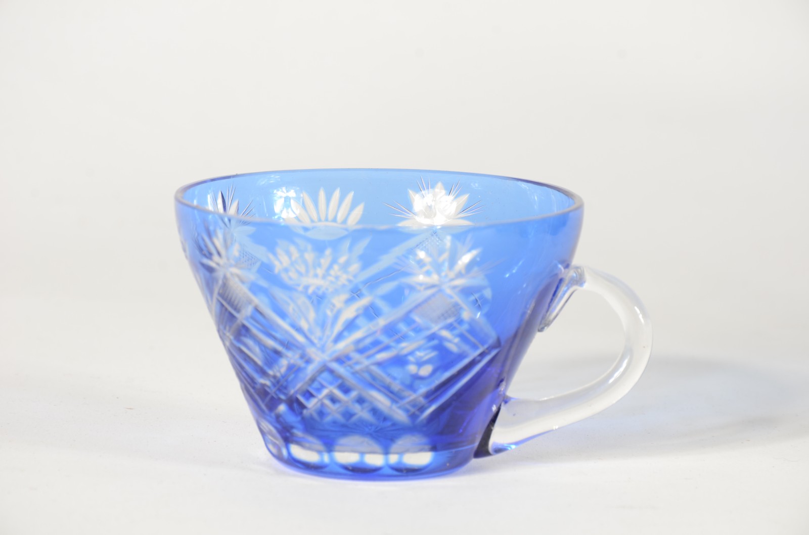 Poncheira de cristal doublé azul lapidado com 12 canecas e concha. - foto 3 de 4