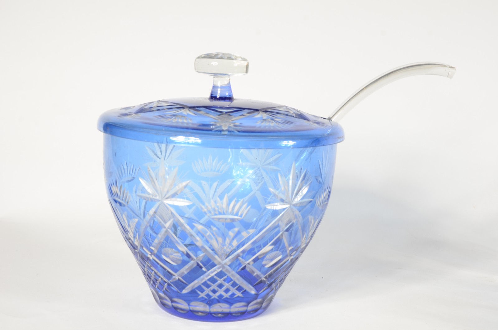 Poncheira de cristal doublé azul lapidado com 12 canecas e concha. - foto 4 de 4