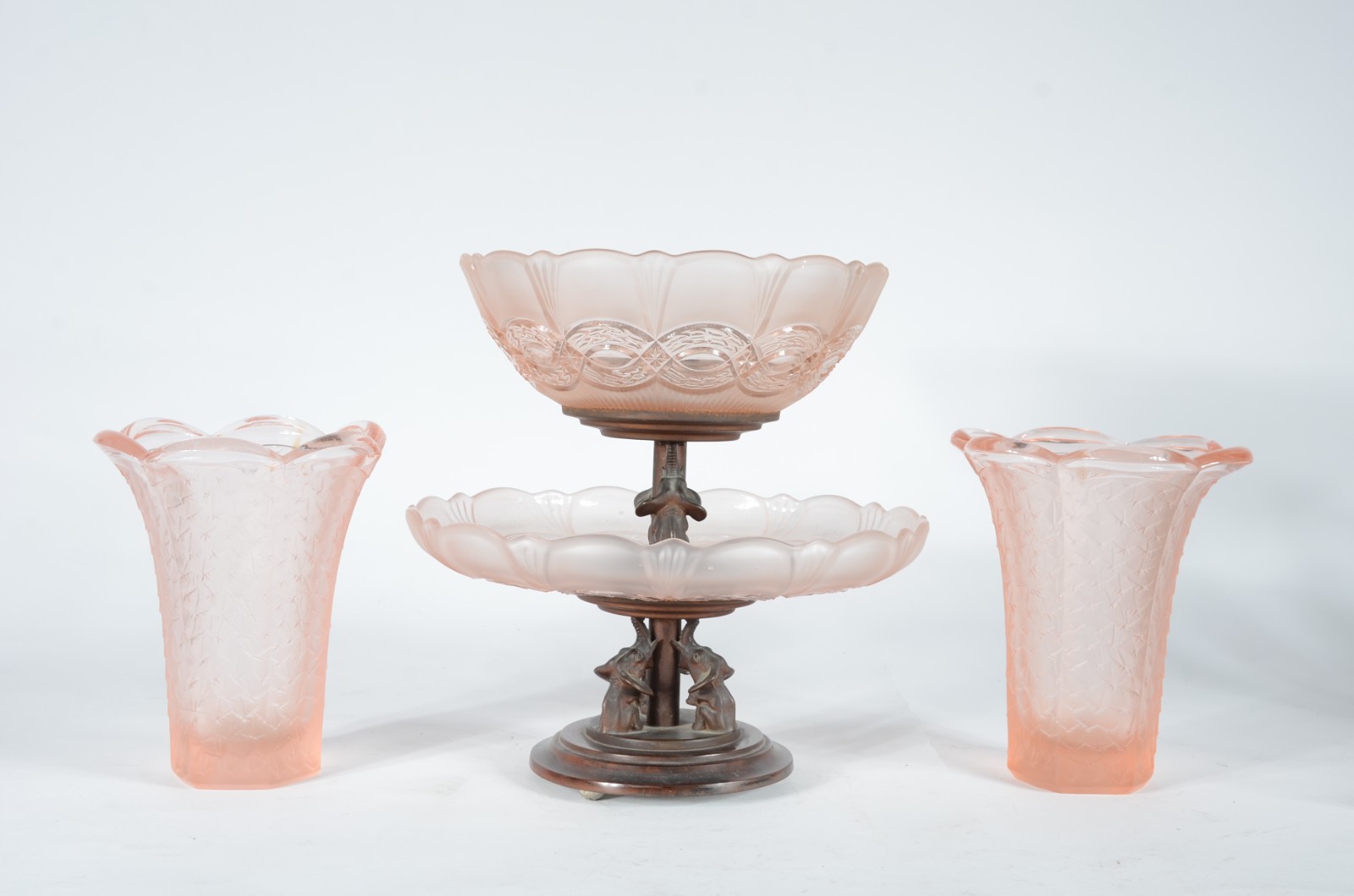 Três peças de vidro rosé, sendo: fruteira com dois platôs e base de... - foto 1 de 4