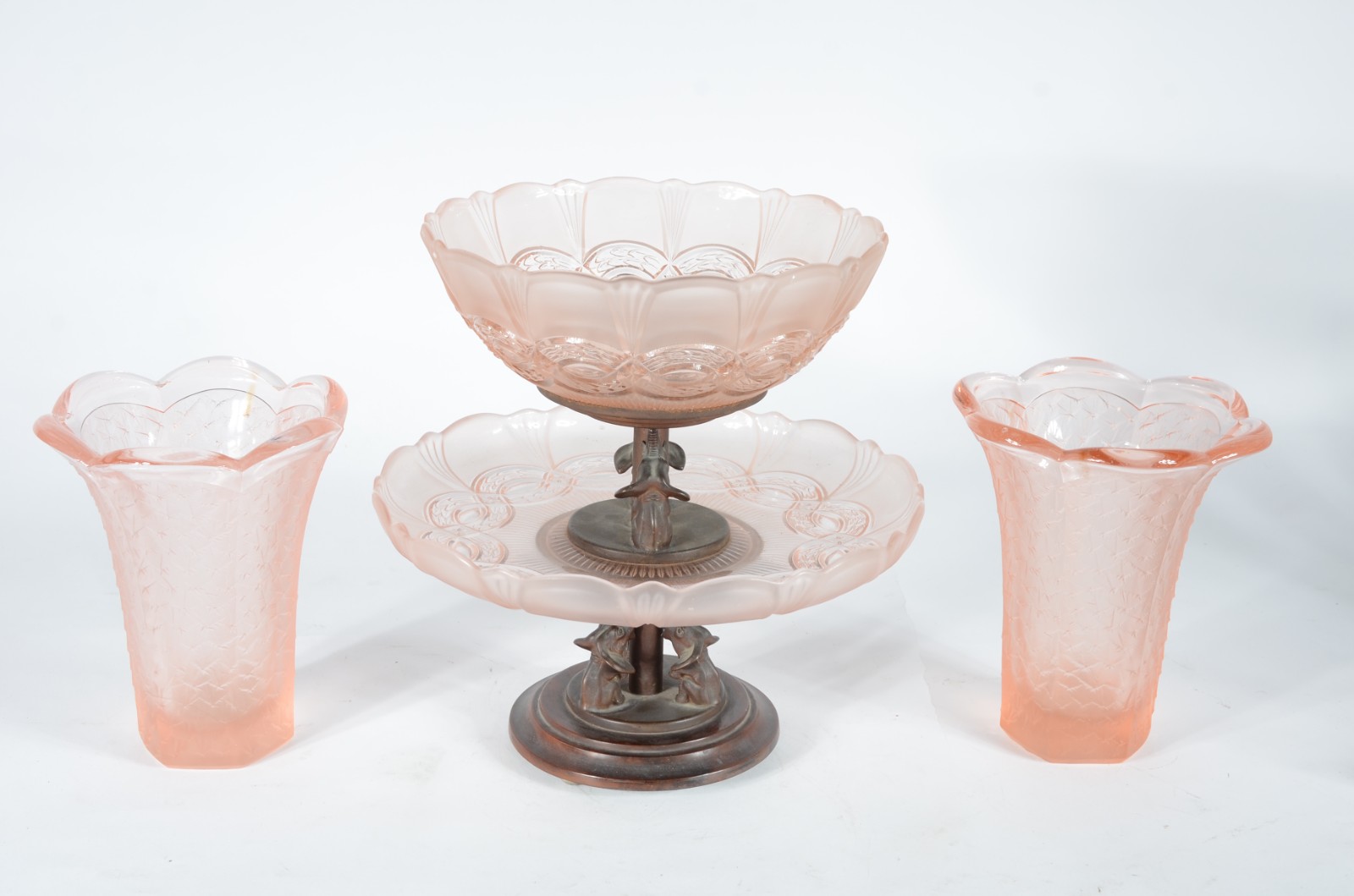 Três peças de vidro rosé, sendo: fruteira com dois platôs e base de... - foto 2 de 4