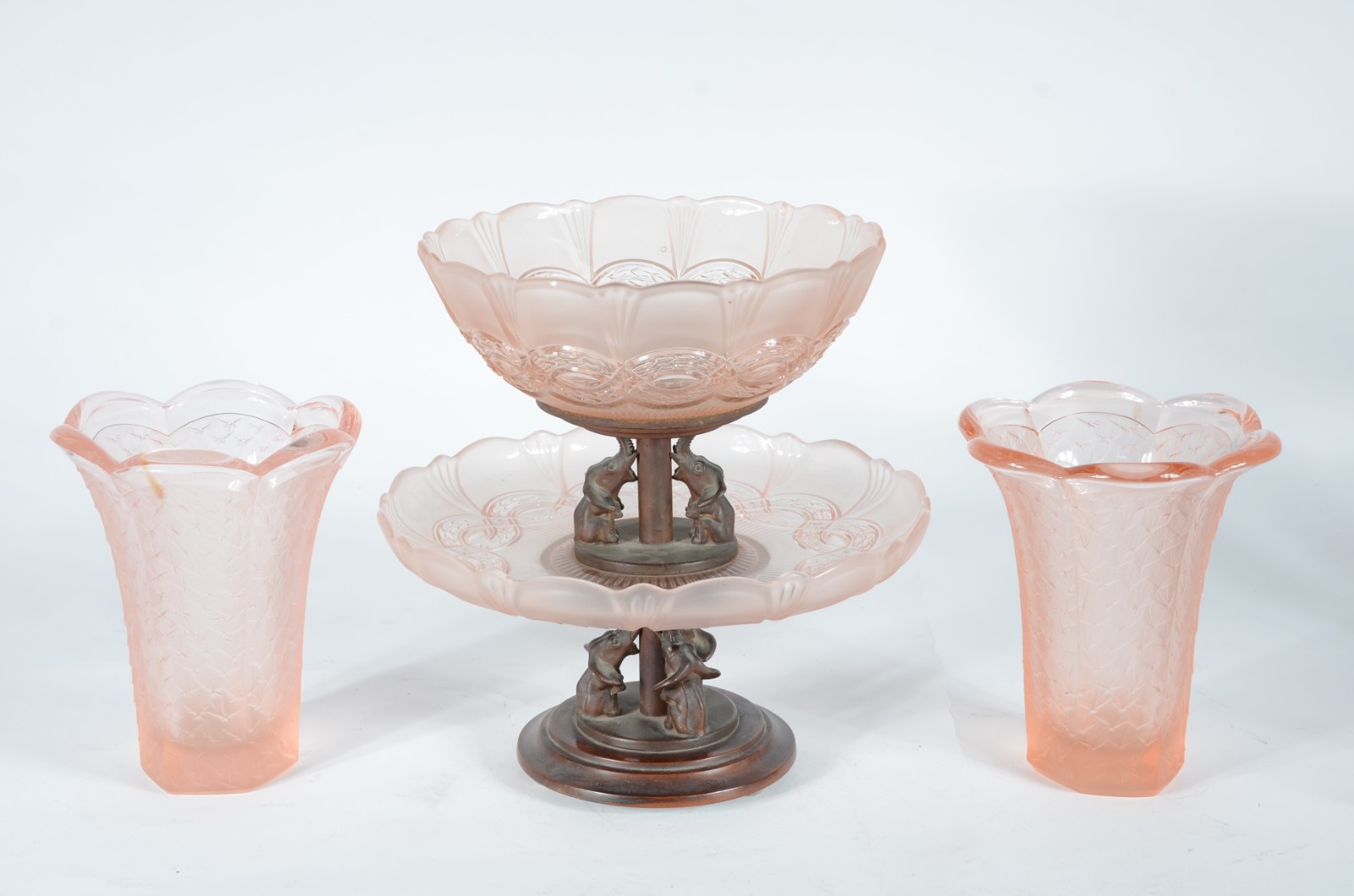 Três peças de vidro rosé, sendo: fruteira com dois platôs e base de... - foto 4 de 4