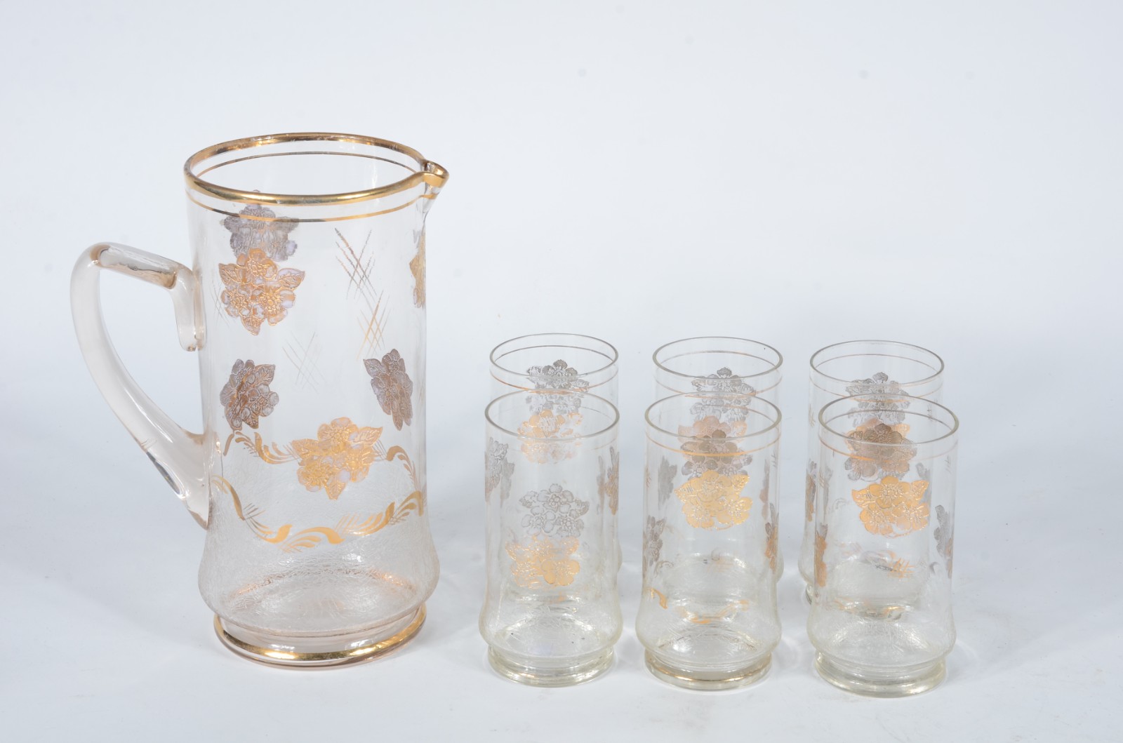 Conjunto de jarra com 6 copos de vidro com detalhes em dourado... - foto 1 de 3