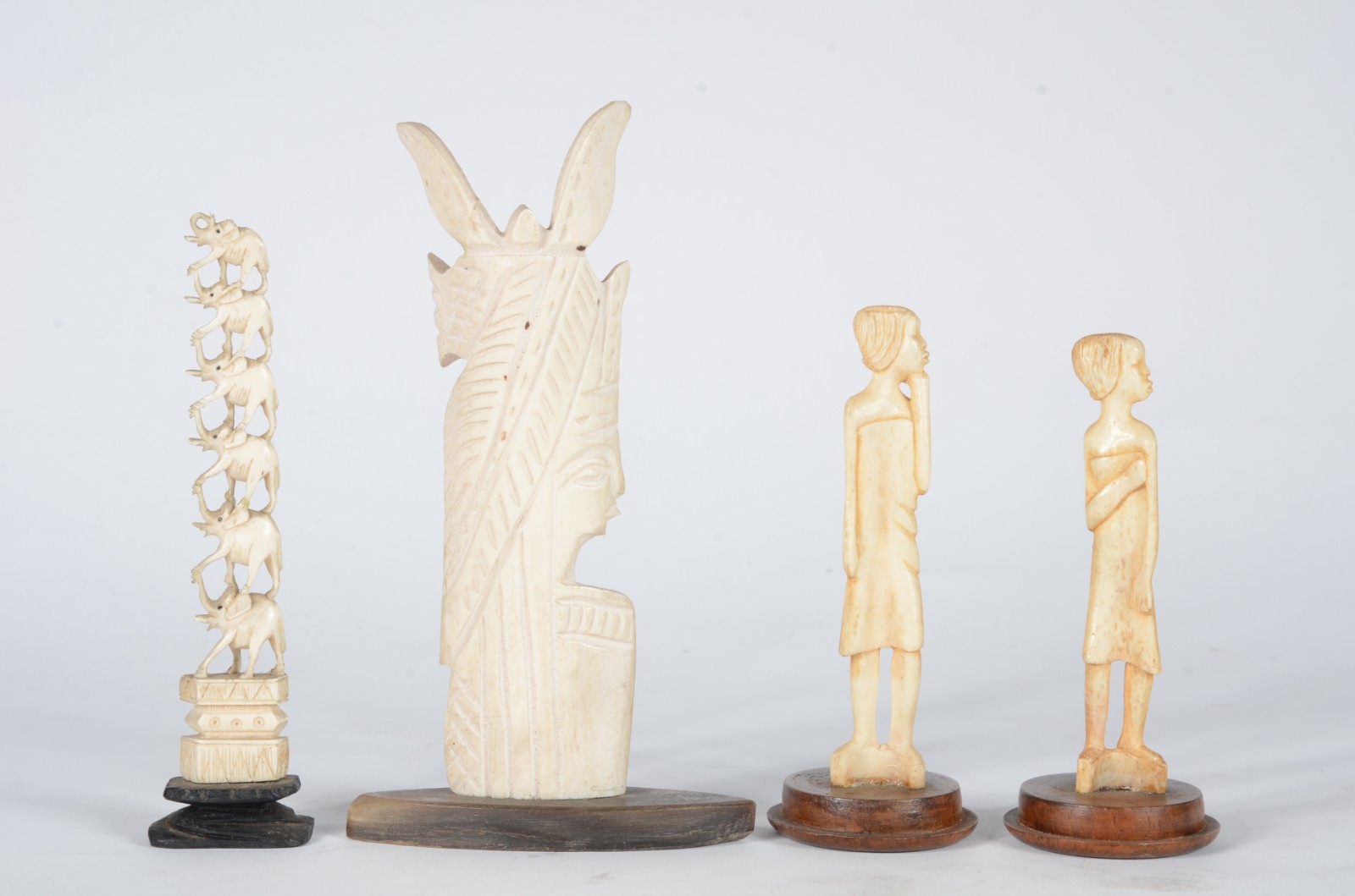 Quatro peças de marfim africano sendo tres figuras femininas e um... - foto 1 de 5