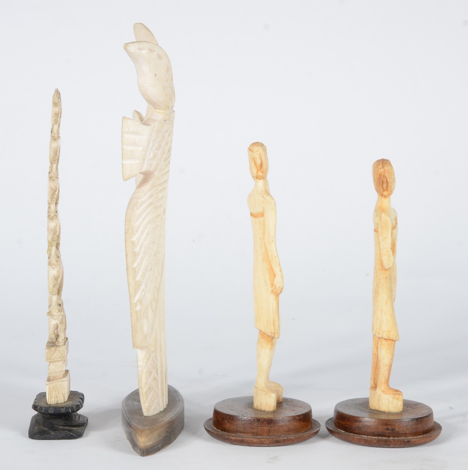 Quatro peças de marfim africano sendo tres figuras femininas e um... - foto 2 de 5