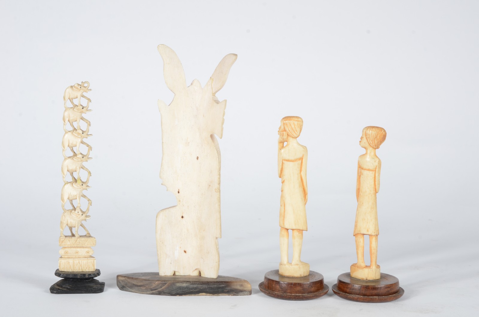 Quatro peças de marfim africano sendo tres figuras femininas e um... - foto 3 de 5