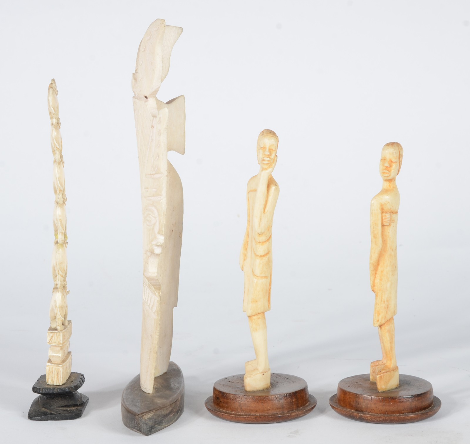 Quatro peças de marfim africano sendo tres figuras femininas e um... - foto 4 de 5