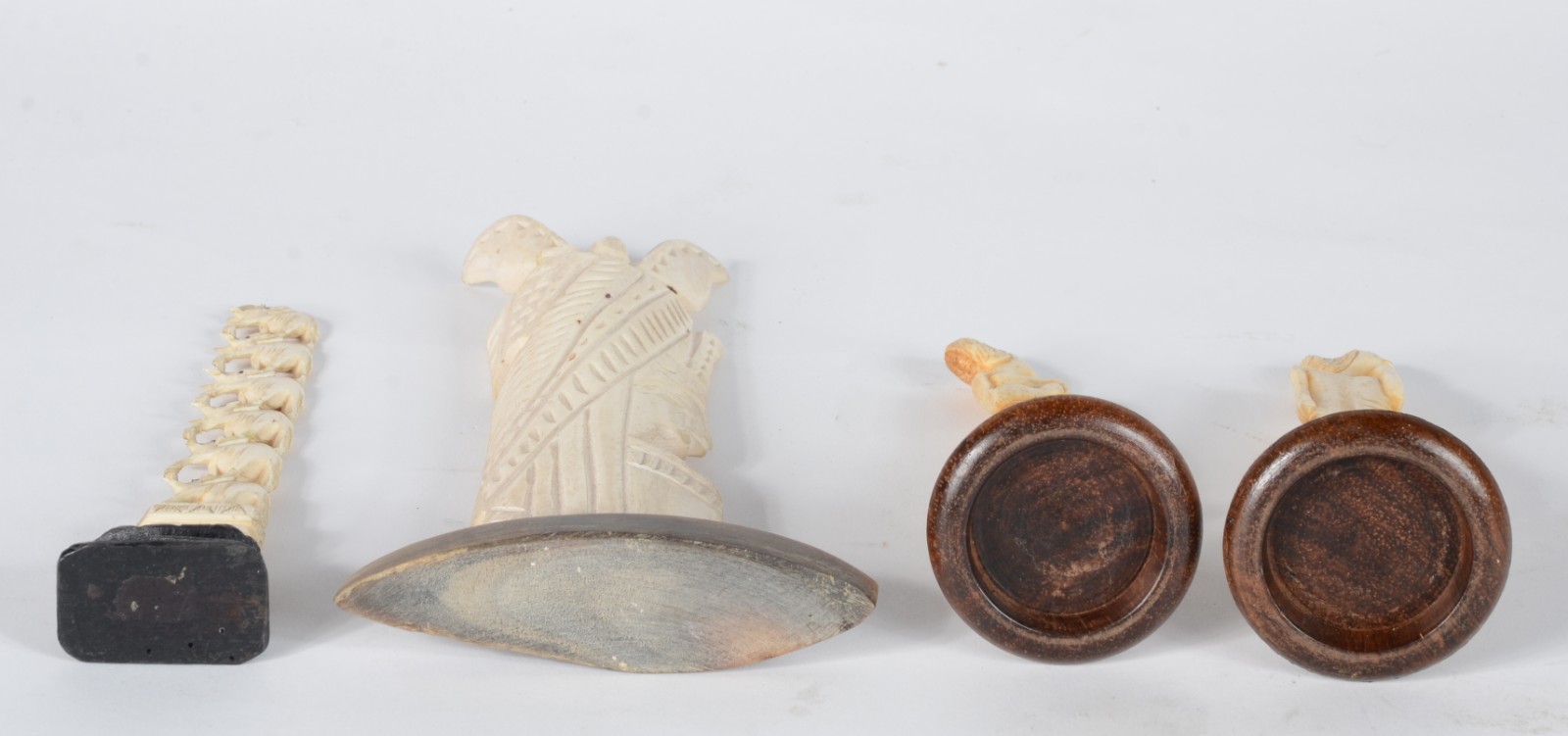 Quatro peças de marfim africano sendo tres figuras femininas e um... - foto 5 de 5