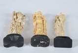 Três peças de marfim representando duas gueixas... - Três peças de marfim representando duas gueixas e um ancião, bases de madeira.