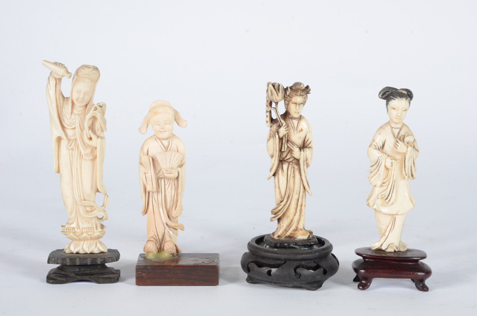 Quatro peças diversas de marfim, sendo 3 gueixas e uma figura com... - foto 1 de 6
