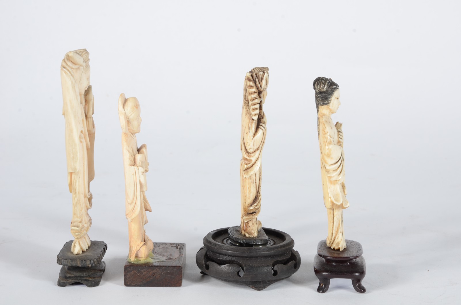 Quatro peças diversas de marfim, sendo 3 gueixas e uma figura com... - foto 2 de 6