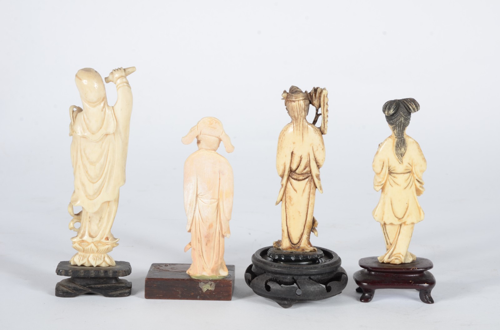 Quatro peças diversas de marfim, sendo 3 gueixas e uma figura com... - foto 3 de 6