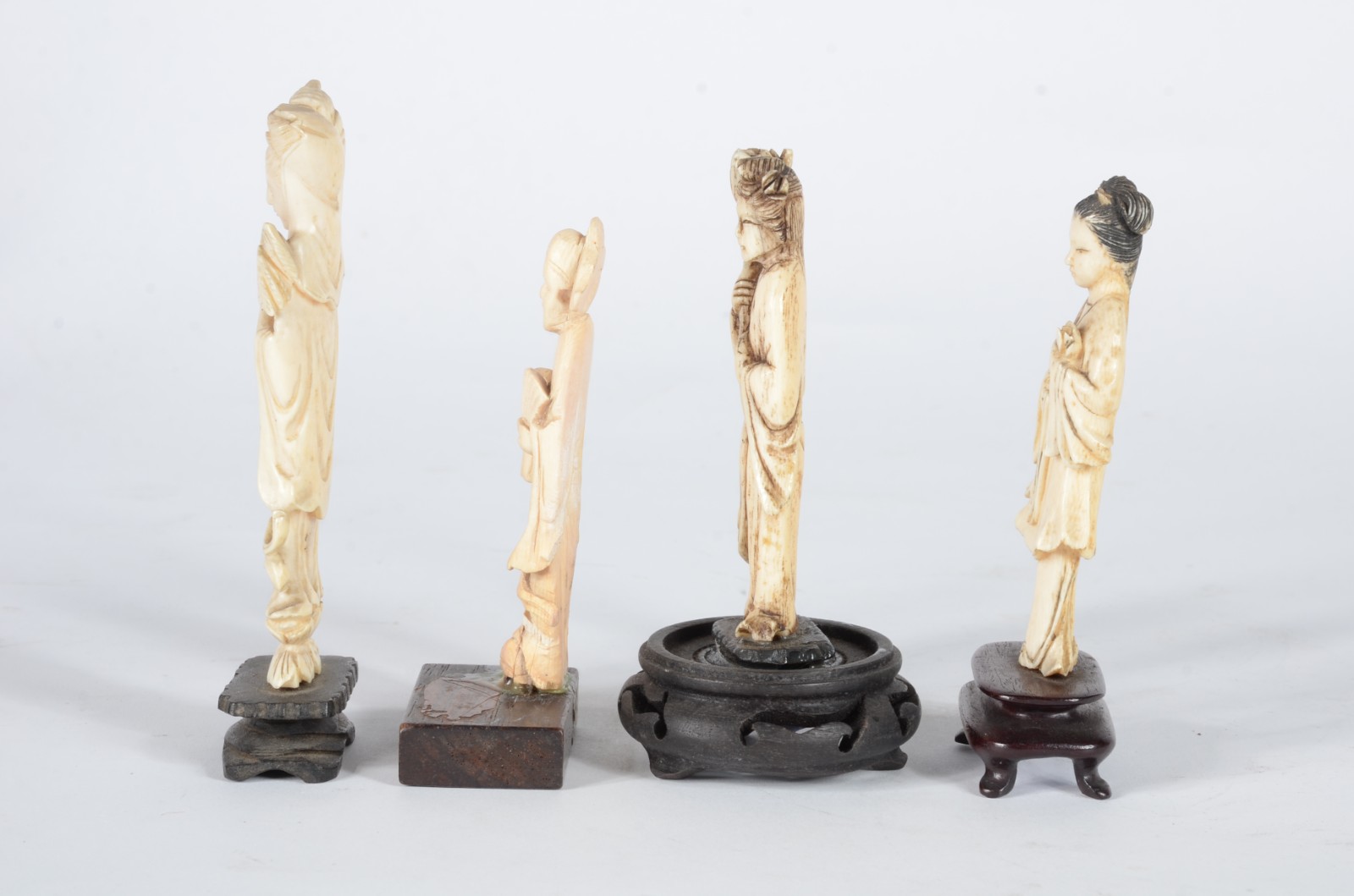 Quatro peças diversas de marfim, sendo 3 gueixas e uma figura com... - foto 4 de 6