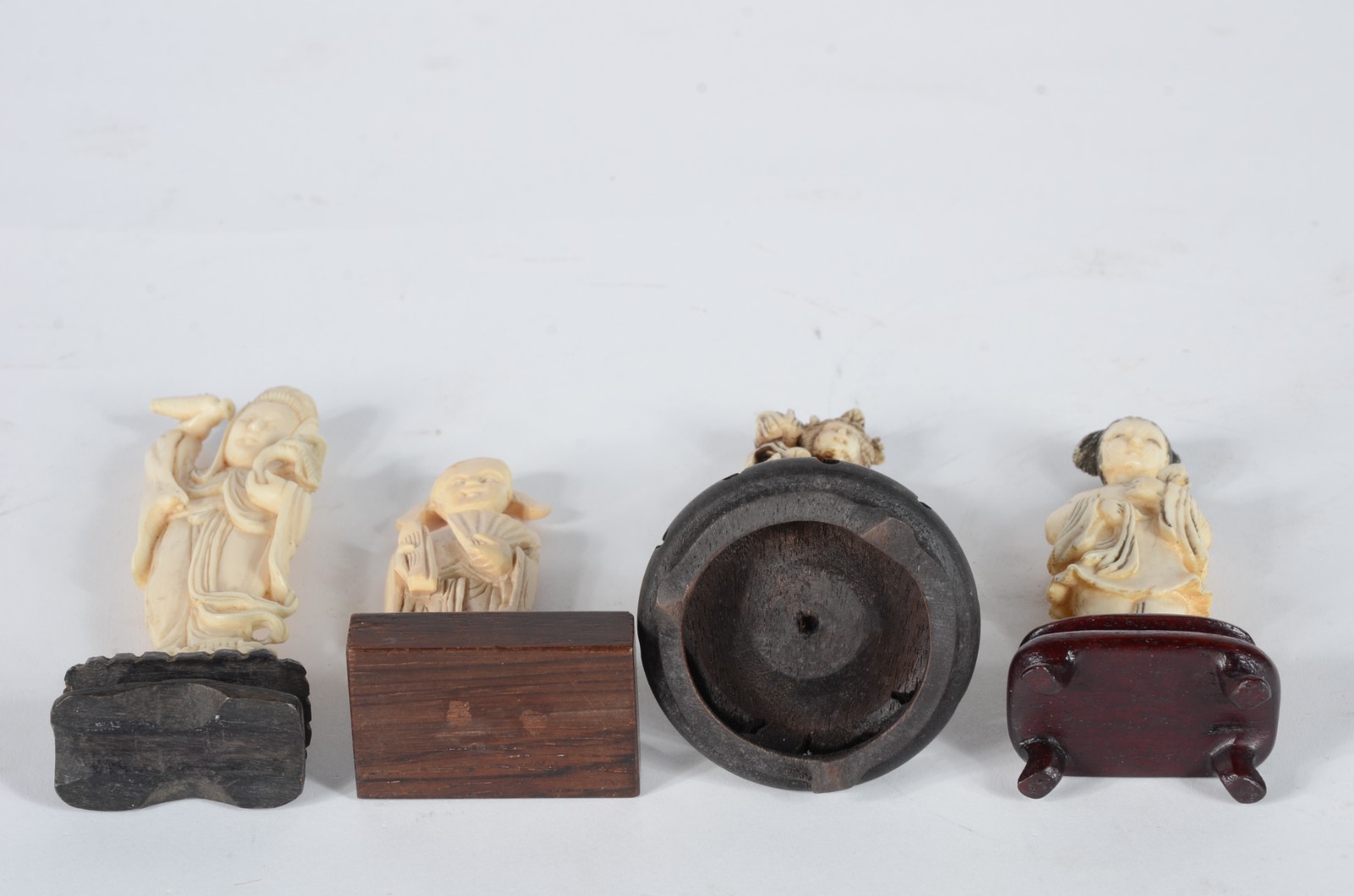Quatro peças diversas de marfim, sendo 3 gueixas e uma figura com... - foto 5 de 6