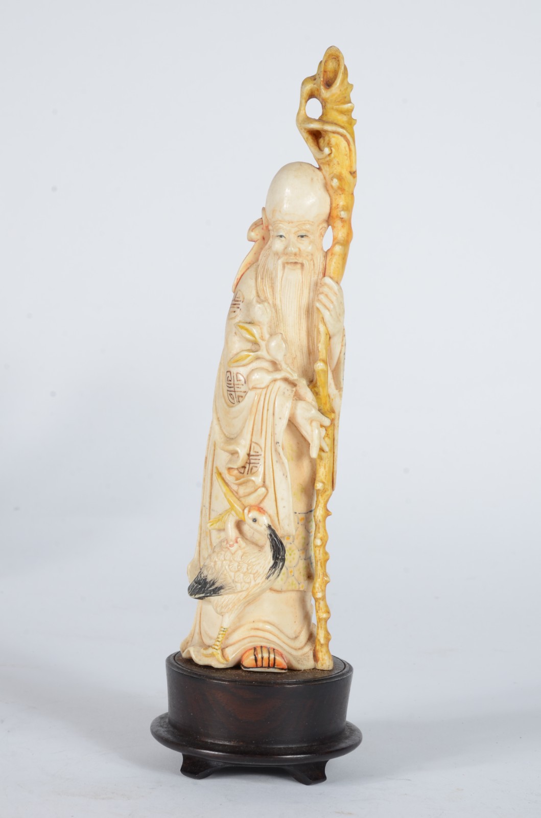 Estatueta de marfim representando sábio com cajado. Base de madeira. - foto 1 de 5