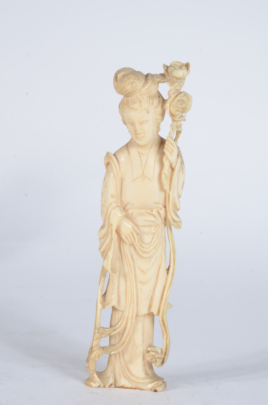 Estatueta de marfim representando gueixa. - foto 1 de 5