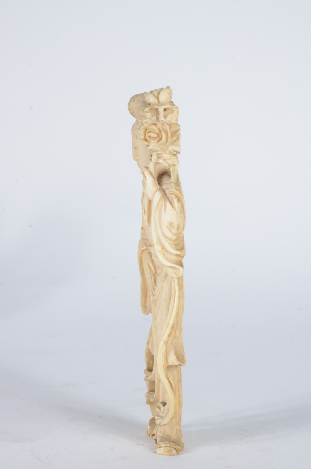 Estatueta de marfim representando gueixa. - foto 4 de 5