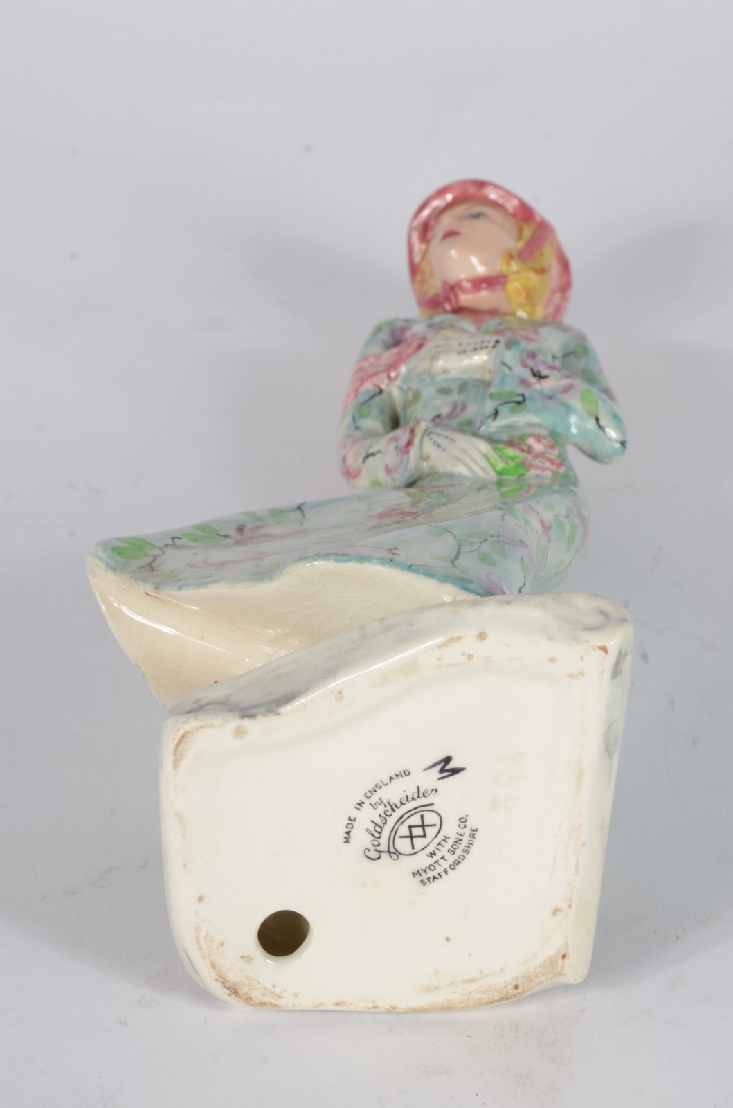 Escultura de porcelana inglesa policromada representando "dama com... - foto 6 de 7