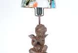 Luminária de petit bronze, base com figura de a... - Luminária de petit bronze, base com figura de anjo com pequena pomba nas mãos,  manga de vidro mesclado em diversos tons.