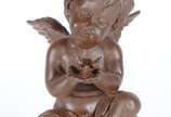 Luminária de petit bronze, base com figura de a... - Luminária de petit bronze, base com figura de anjo com pequena pomba nas mãos,  manga de vidro mesclado em diversos tons.