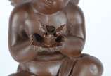 Luminária de petit bronze, base com figura de a... - Luminária de petit bronze, base com figura de anjo com pequena pomba nas mãos,  manga de vidro mesclado em diversos tons.