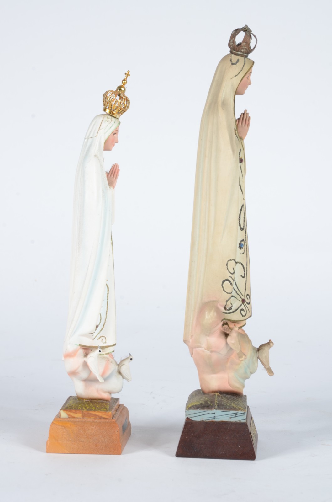 Diversas peças sacras, sendo: dois crucifixos com figura de Cristo de... - foto 6 de 11
