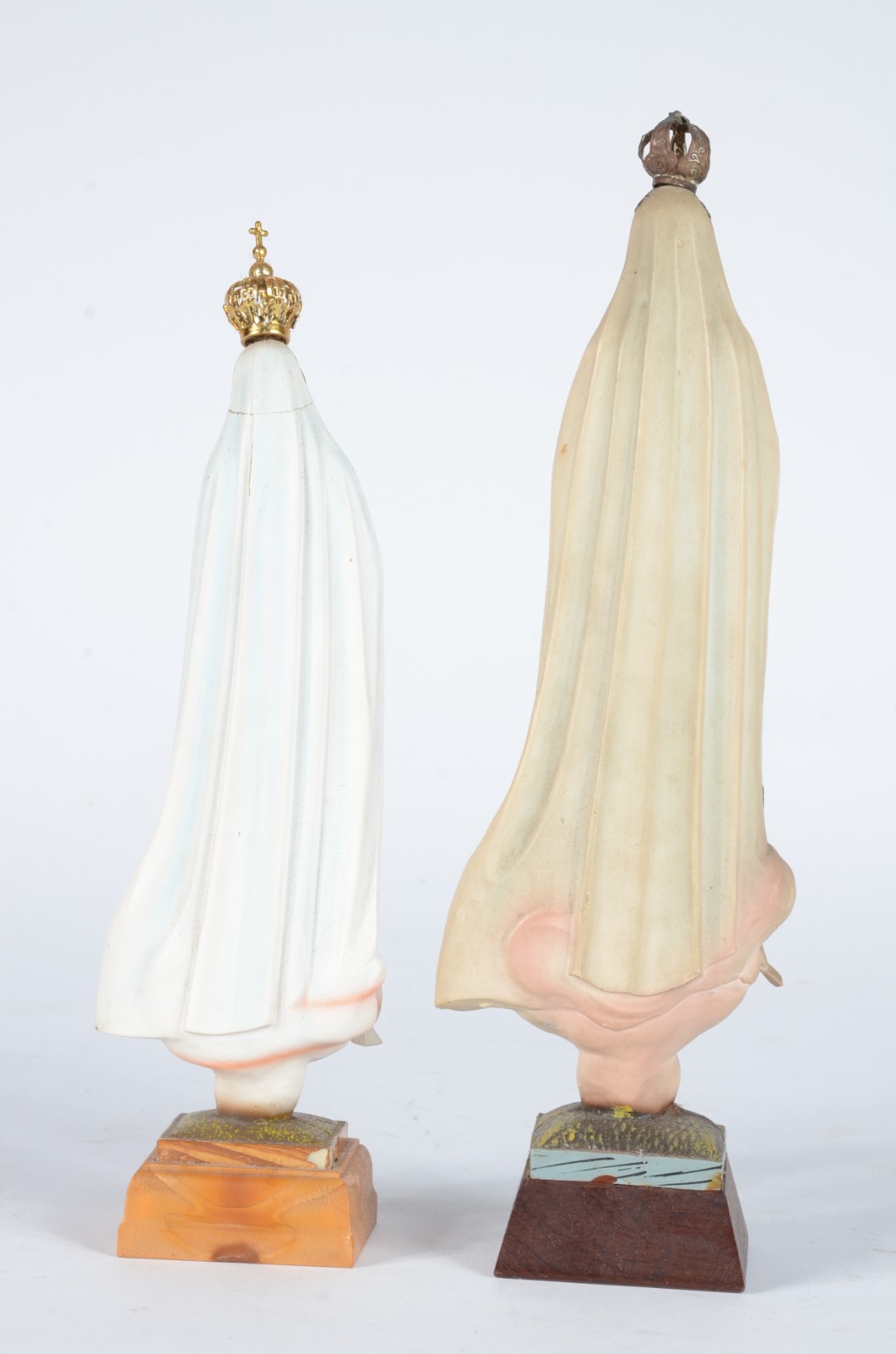 Diversas peças sacras, sendo: dois crucifixos com figura de Cristo de... - foto 7 de 11