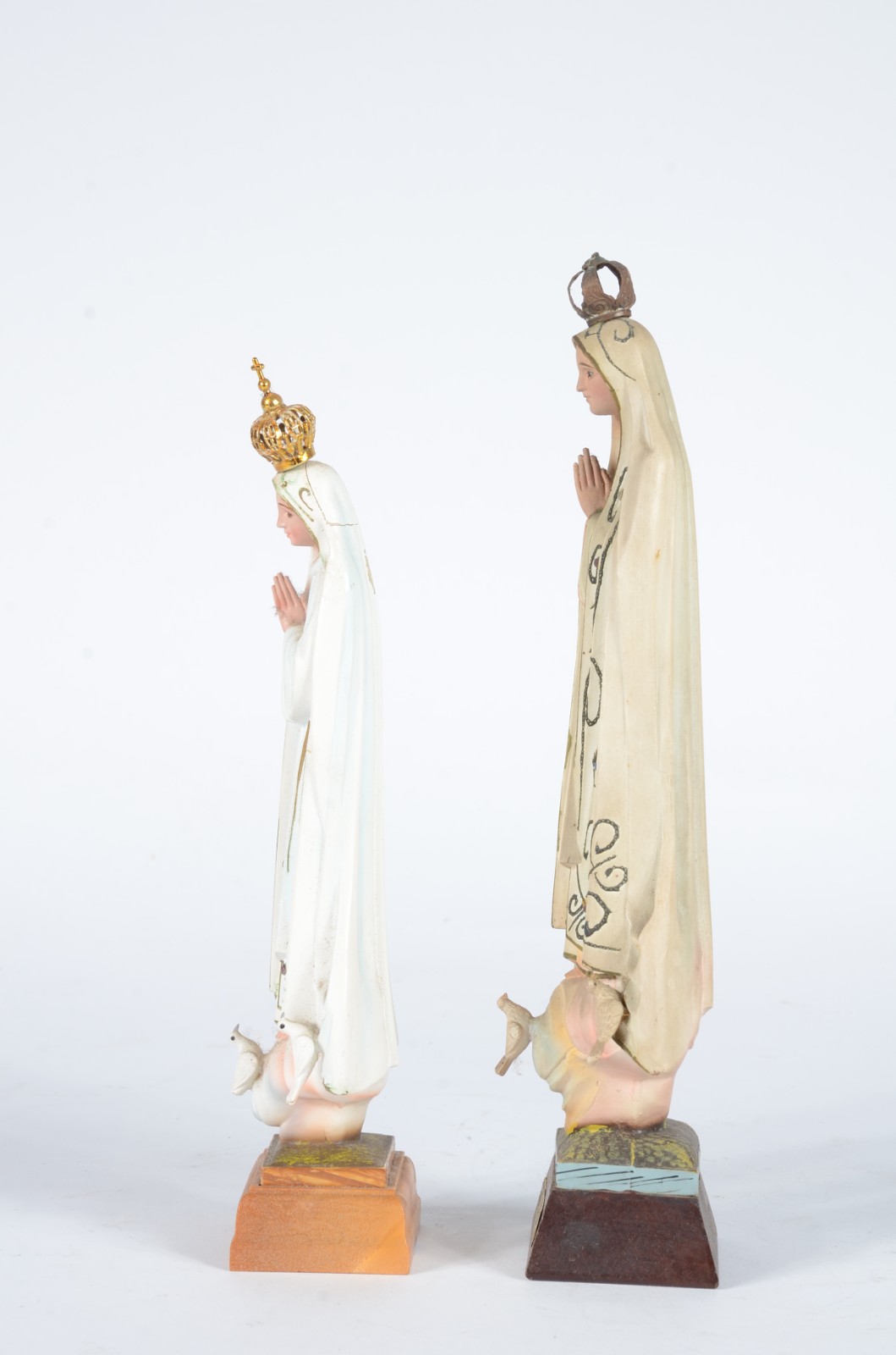 Diversas peças sacras, sendo: dois crucifixos com figura de Cristo de... - foto 8 de 11