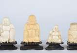 Quatro esculturas de marfim representando figur... - Quatro esculturas de marfim representando figuras de Buda, bases de madeira.