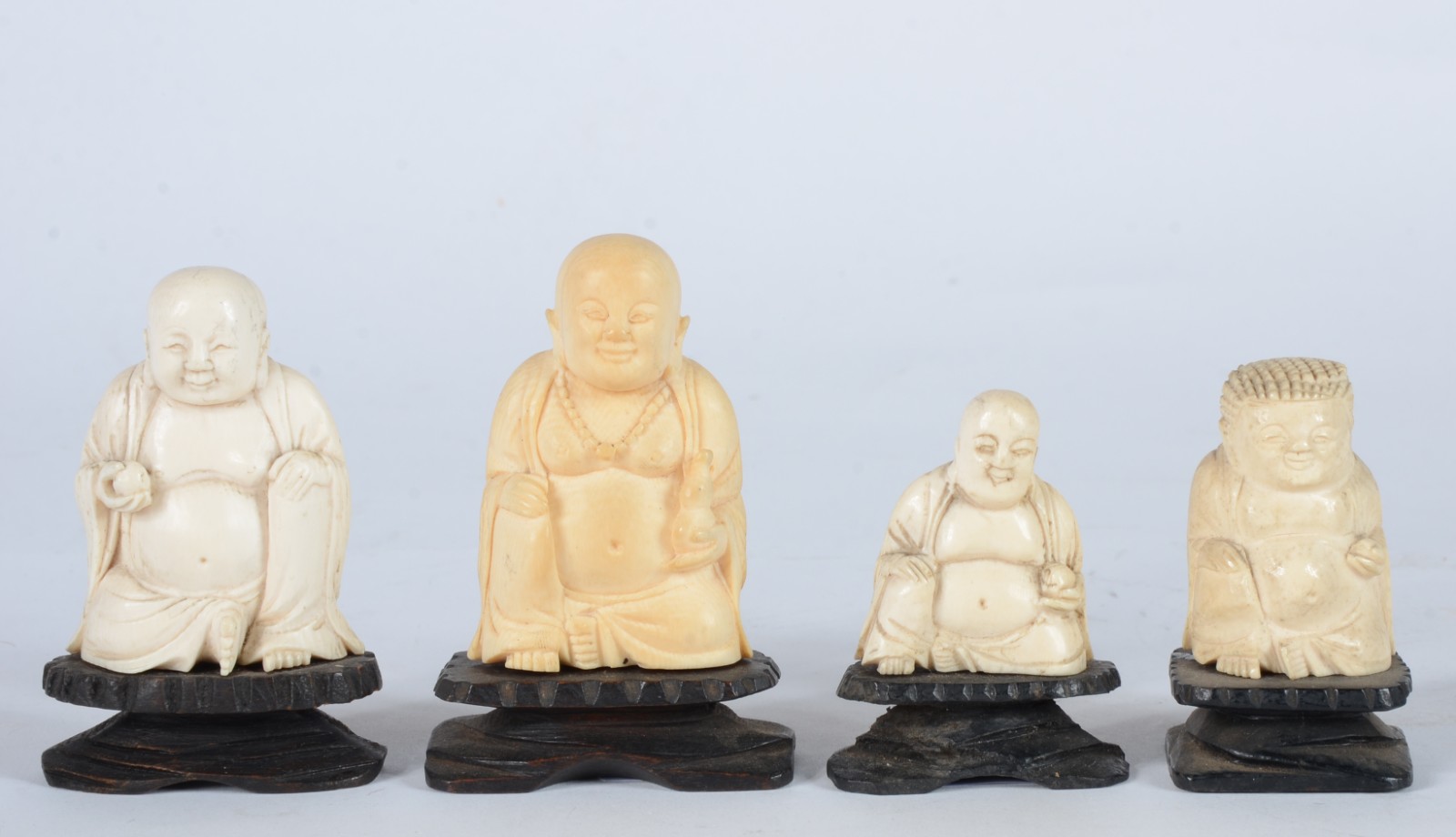Quatro esculturas de marfim representando figuras de Buda, bases de... - foto 1 de 5