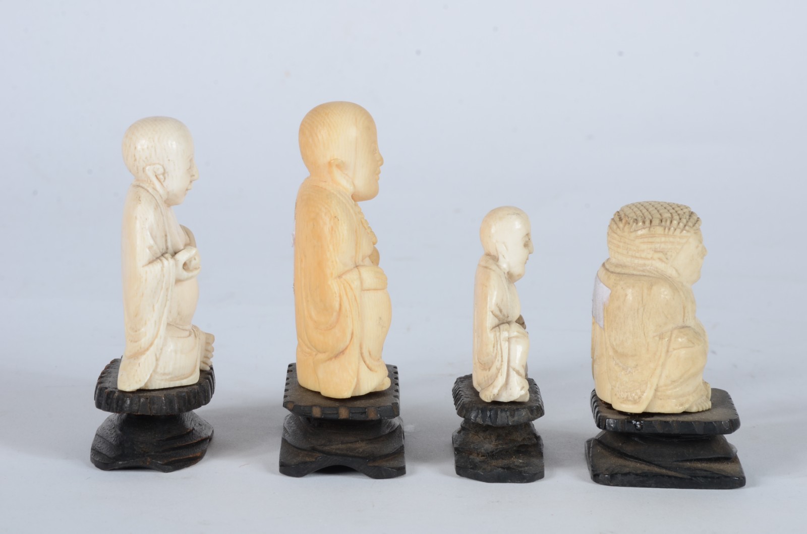 Quatro esculturas de marfim representando figuras de Buda, bases de... - foto 2 de 5