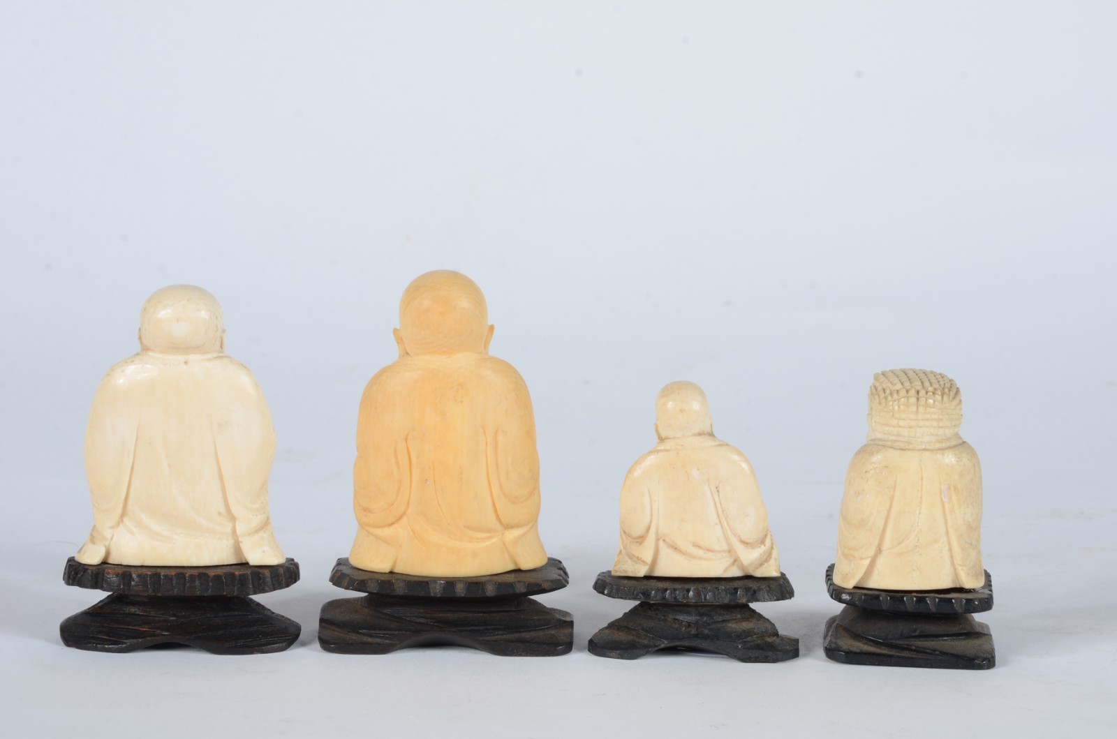 Quatro esculturas de marfim representando figuras de Buda, bases de... - foto 3 de 5