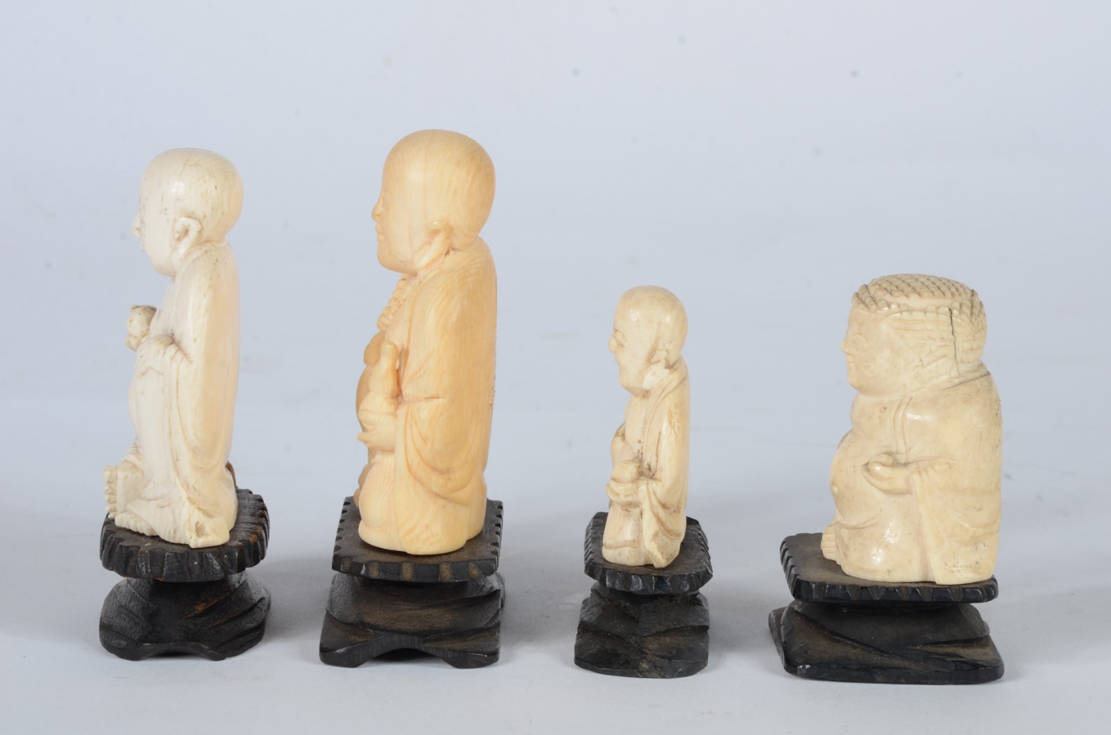 Quatro esculturas de marfim representando figuras de Buda, bases de... - foto 4 de 5