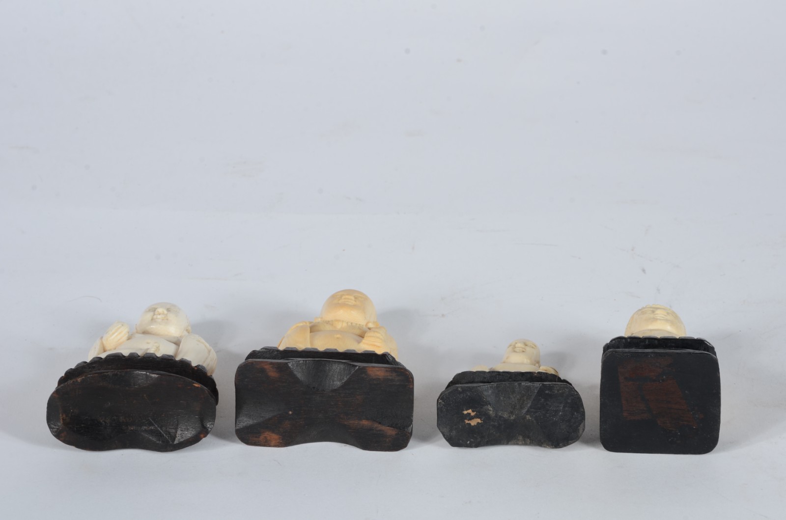 Quatro esculturas de marfim representando figuras de Buda, bases de... - foto 5 de 5