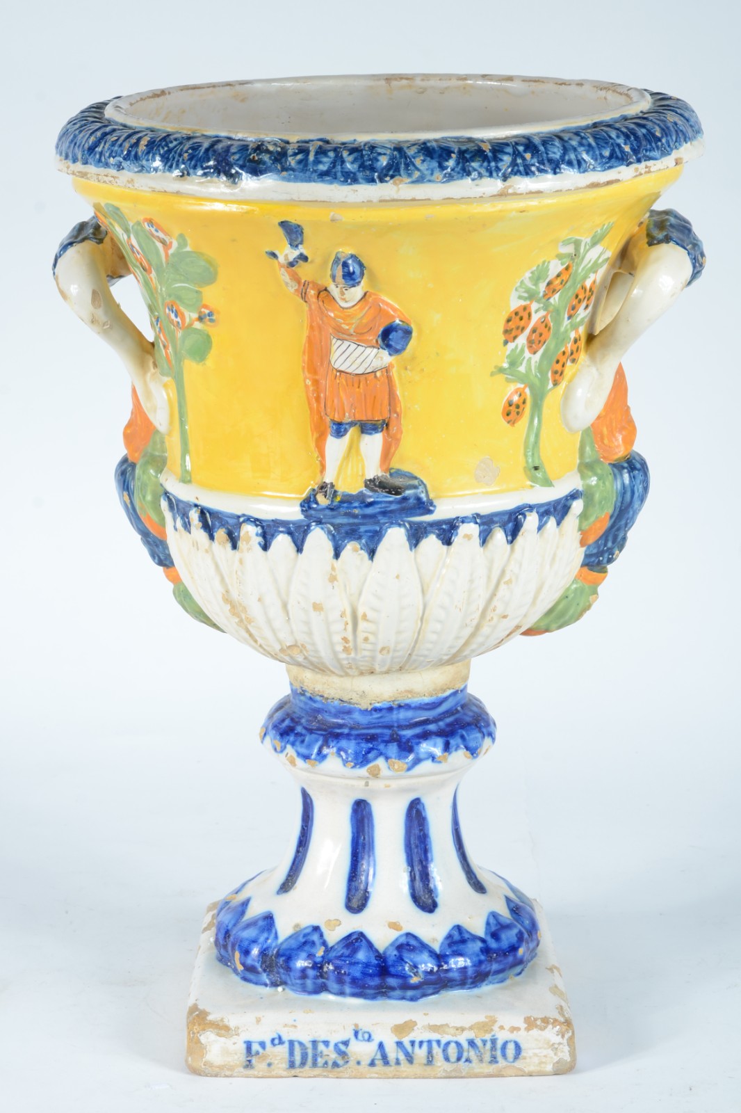 Vaso de cerâmica portuguesa decorado com figuras típicas e árvore com... - foto 1 de 9