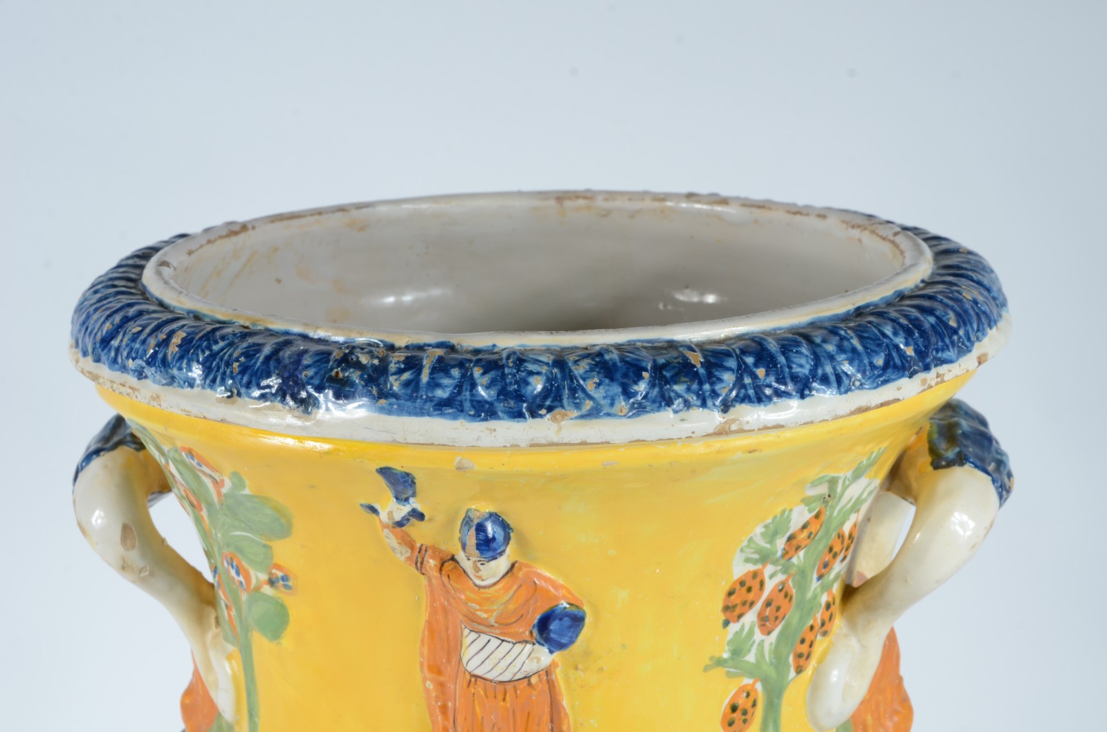 Vaso de cerâmica portuguesa decorado com figuras típicas e árvore com... - foto 2 de 9