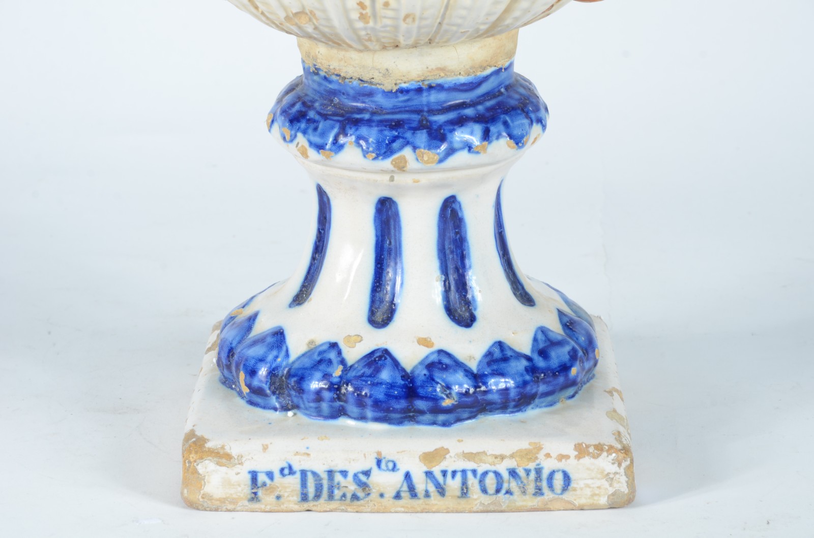Vaso de cerâmica portuguesa decorado com figuras típicas e árvore com... - foto 3 de 9
