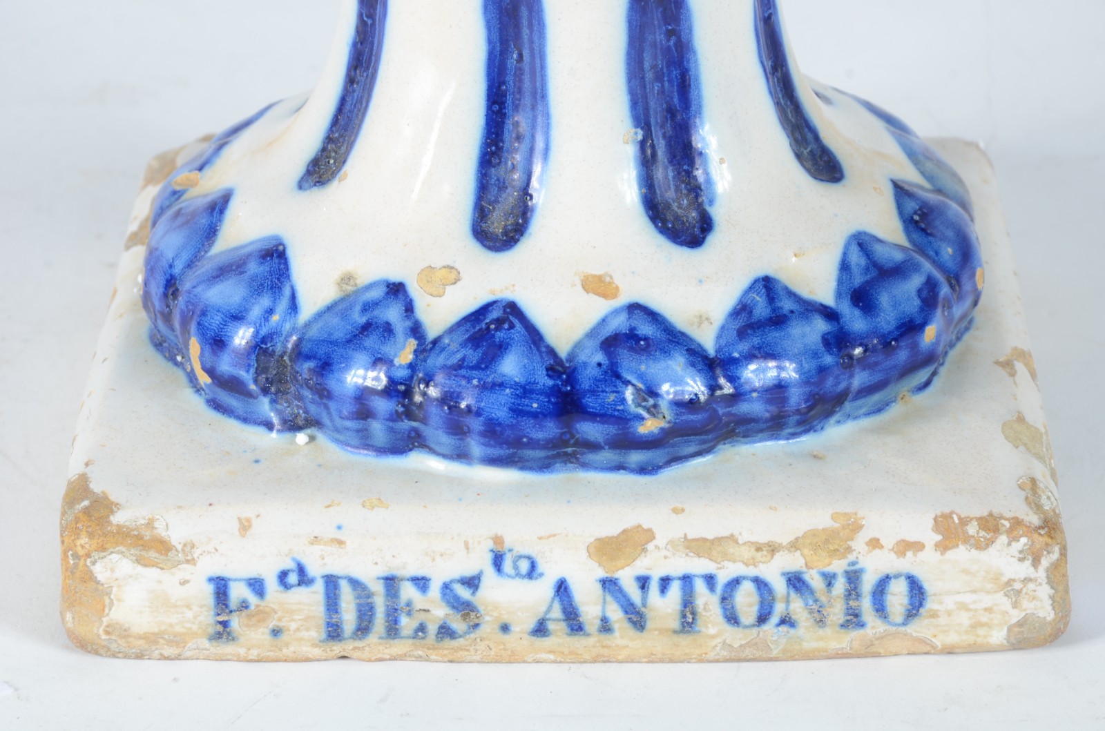Vaso de cerâmica portuguesa decorado com figuras típicas e árvore com... - foto 4 de 9