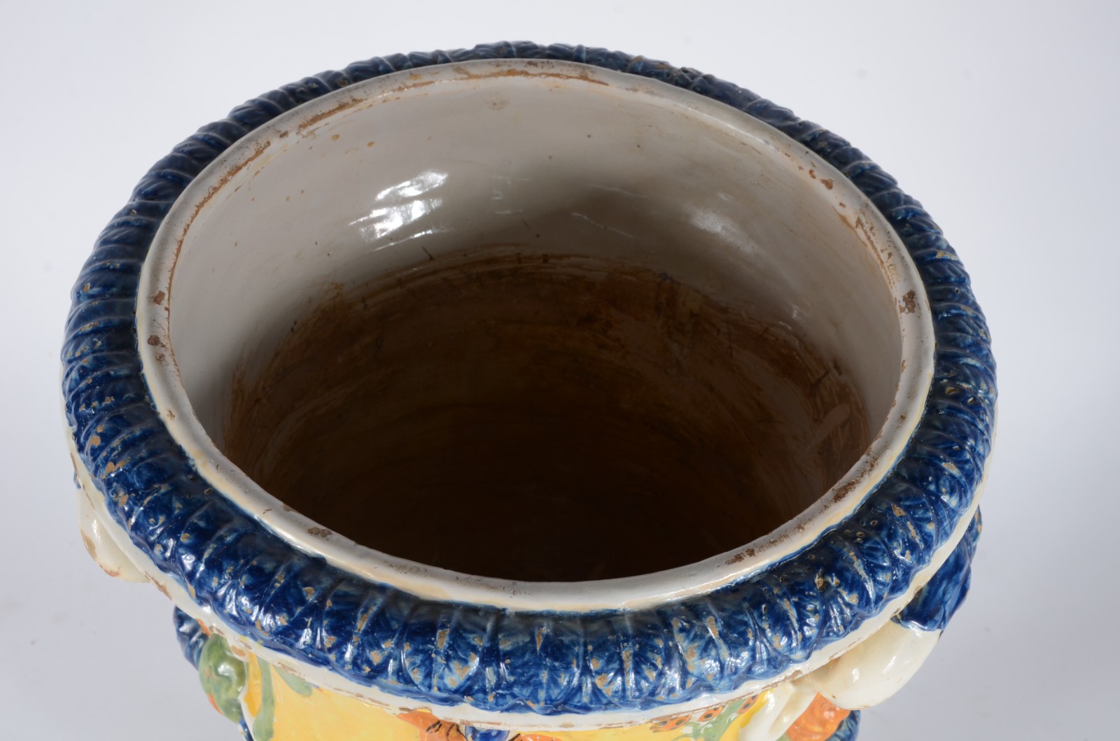 Vaso de cerâmica portuguesa decorado com figuras típicas e árvore com... - foto 6 de 9