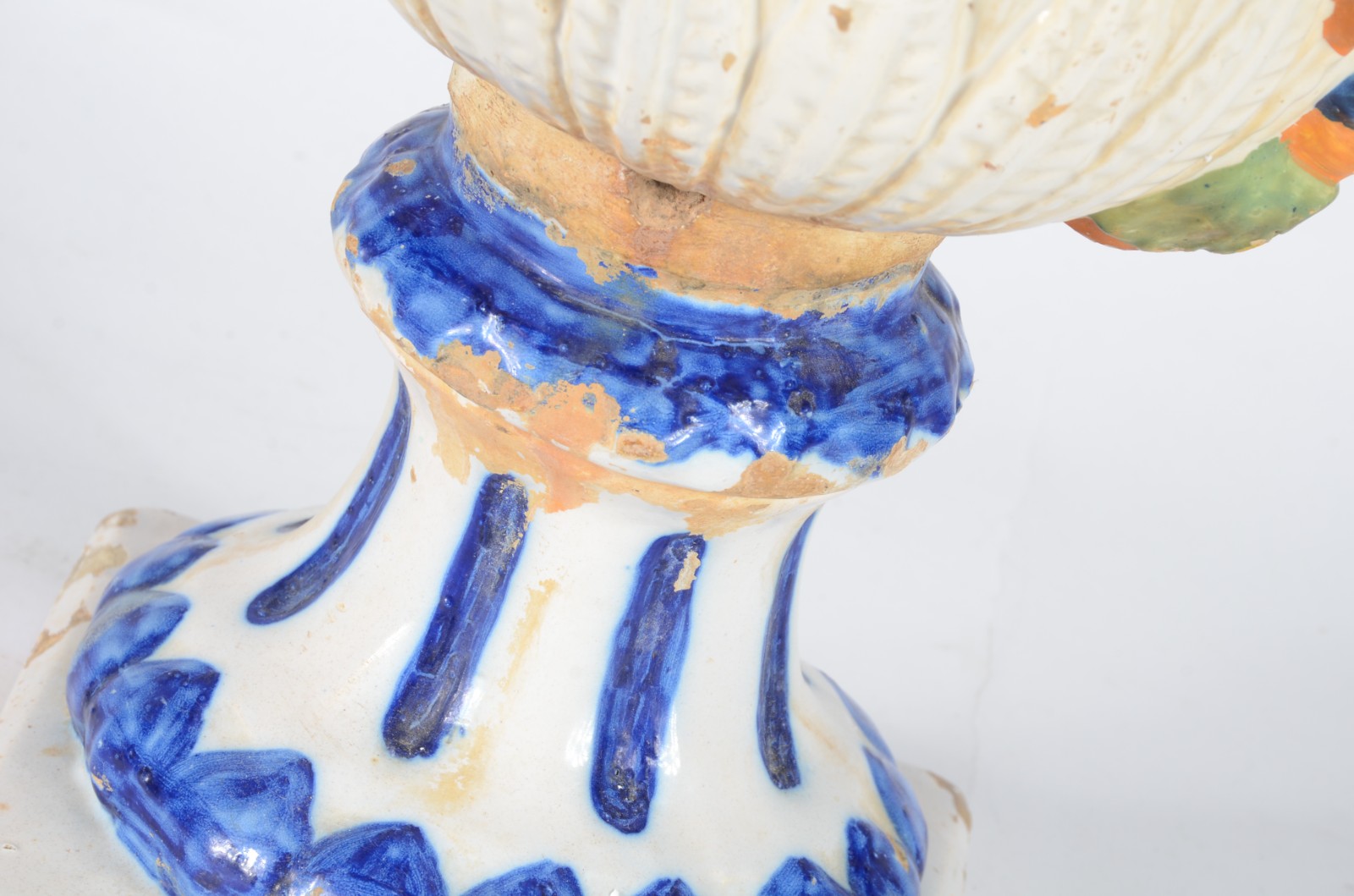 Vaso de cerâmica portuguesa decorado com figuras típicas e árvore com... - foto 7 de 9