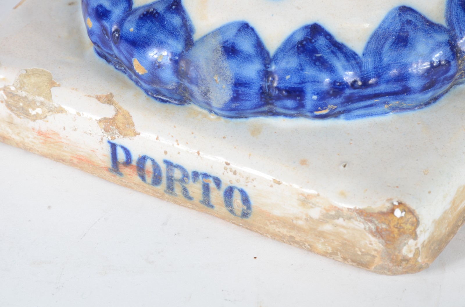Vaso de cerâmica portuguesa decorado com figuras típicas e árvore com... - foto 9 de 9