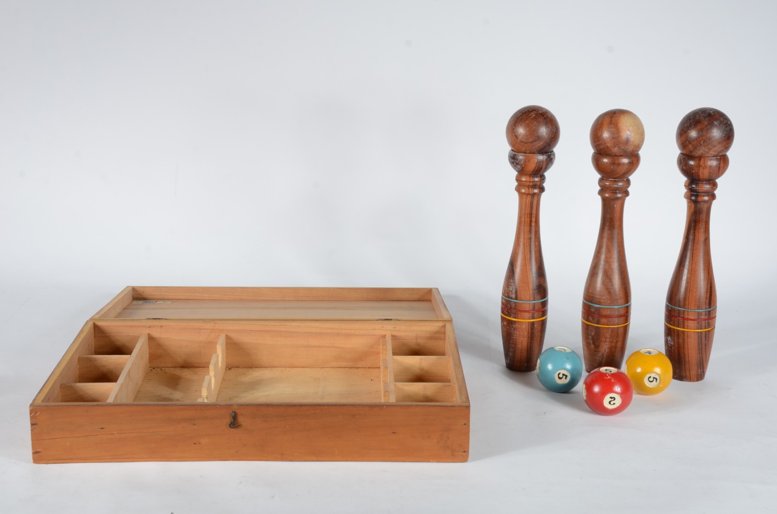 Antigo jogo com 3 garrafas de madeira e 6 bolas, sendo tres delas... - foto 1 de 8