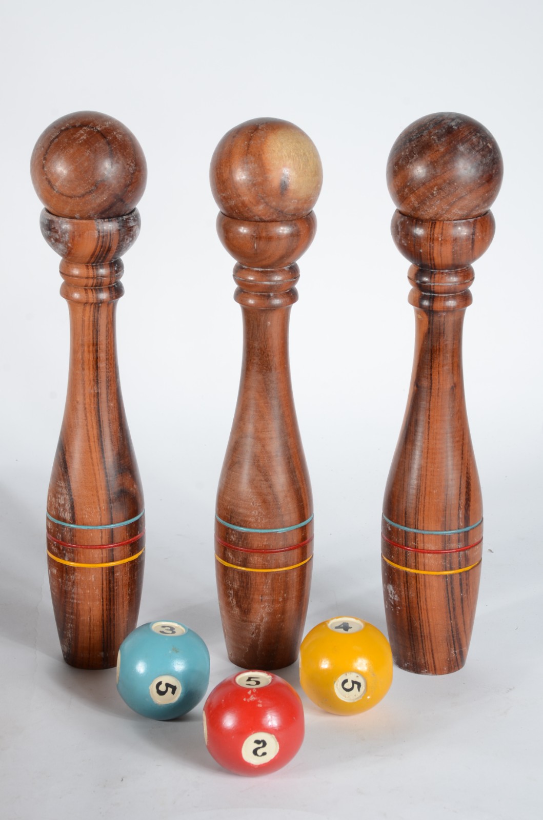 Antigo jogo com 3 garrafas de madeira e 6 bolas, sendo tres delas... - foto 2 de 8